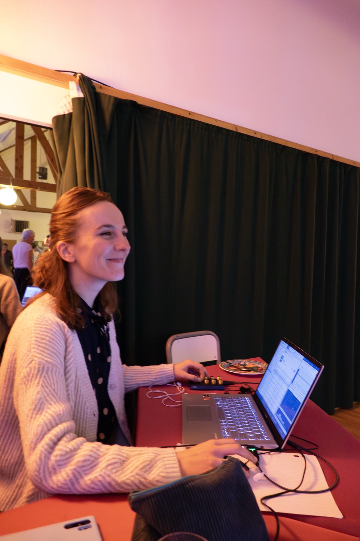 Milonga de novembre — la DJ aux manettes