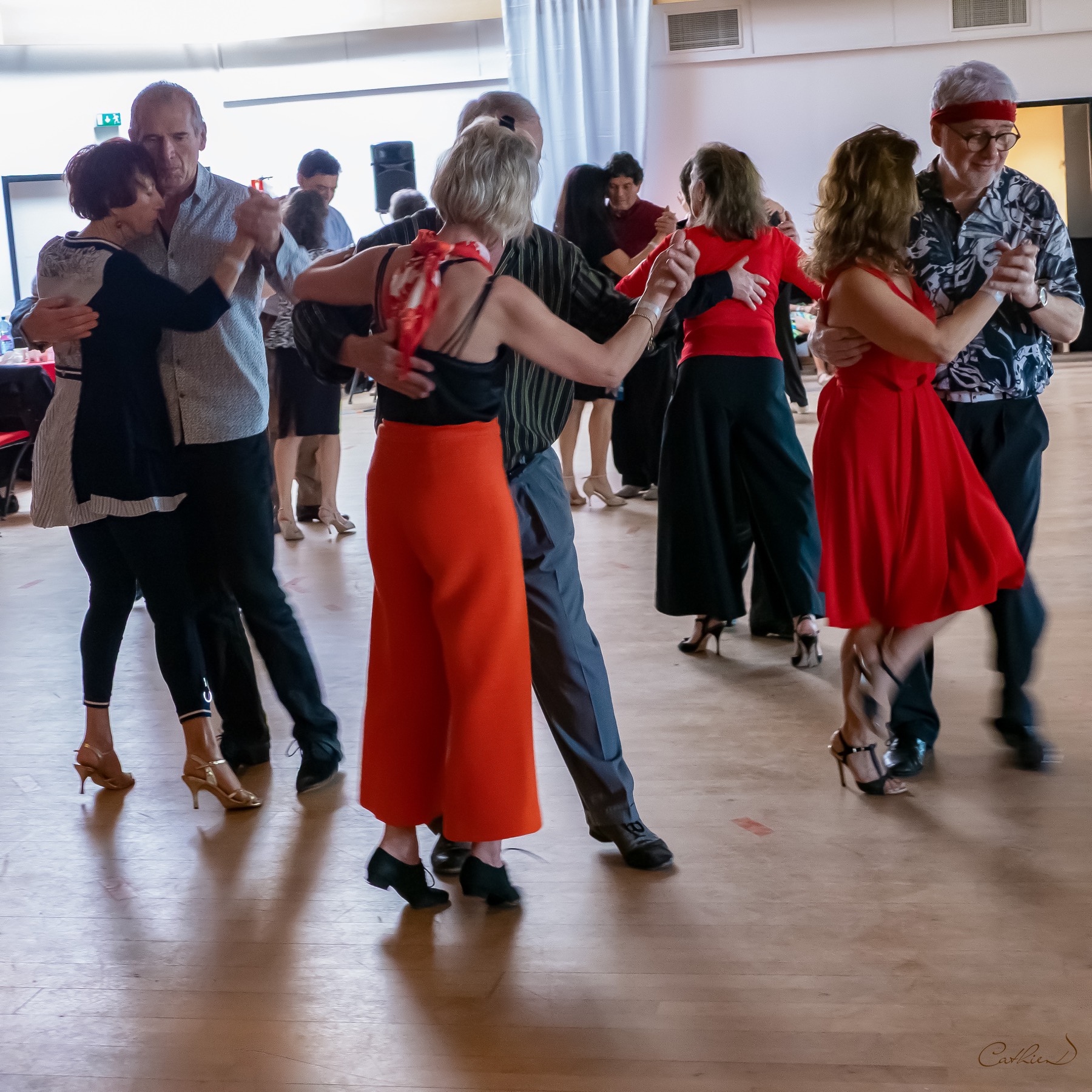 Couples dansant le tango lors des Nuits du Tango